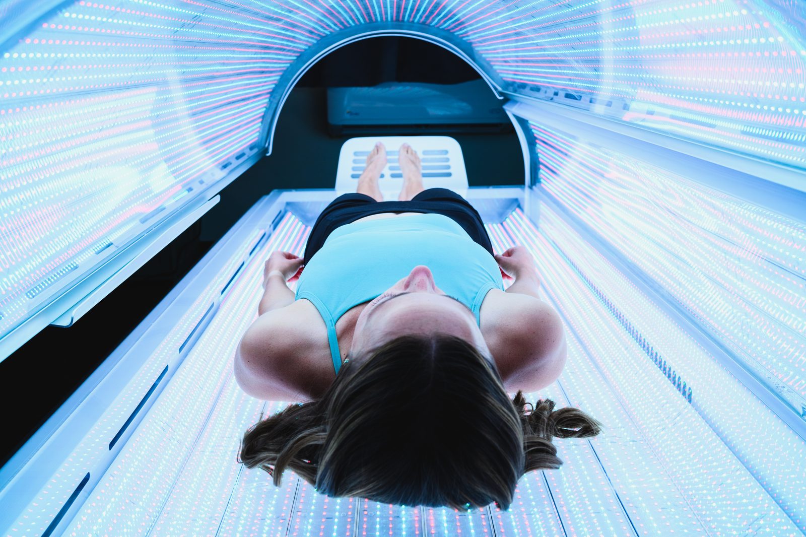 A client lying in the light bed
